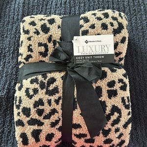 NWT Member’s Mark Luxury Premier Cozy Knit Throw